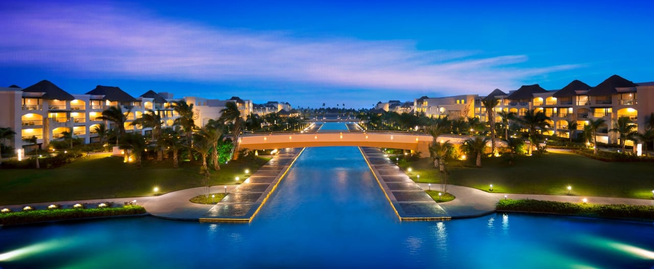Hard Rock Hotel Punta Cana: The Ultimate Guide for Couples & Families Dreaming of a Legendary Getaway (EN)